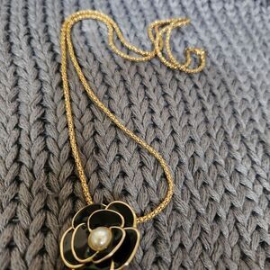 Elegant Black and Gold Flower Pendant Necklace